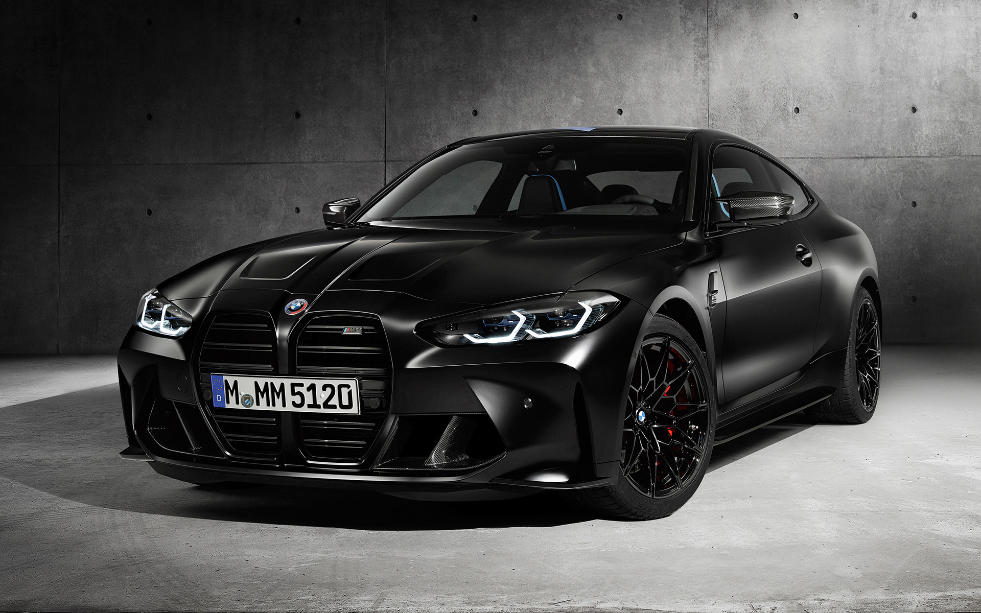 BMW M4 Competition Edition x KITH G82 2020, вид сбоку в три четверти BMW M4 Competition Edition x KITH G82 2020, вид сбоку в три четверти на сером фоне