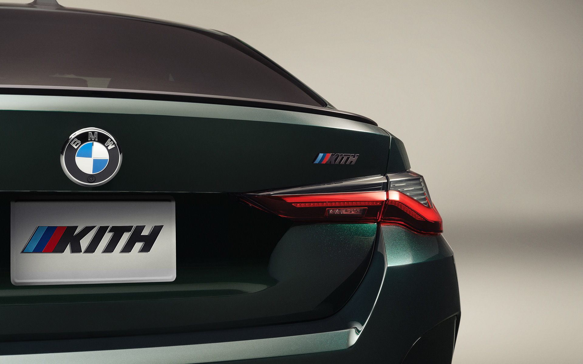 BMW i4 M50 G26BEV, шильд KITH сзади BMW i4 M50 G26BEV, шильд KITH сзади
