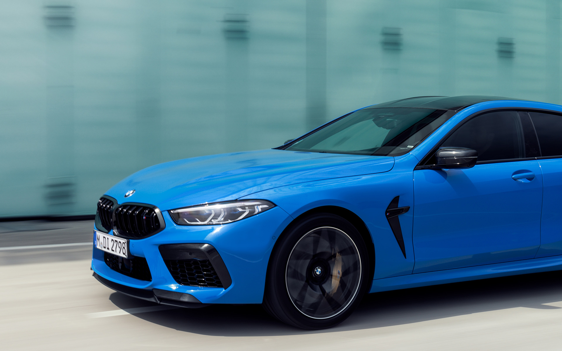 BMW M8 Competition Coupé F92 2019 BMW Individual Voodoo Blue, вид сбоку с поворотом в три четверти BMW M8 Competition Coupé F92 2019 BMW Individual Voodoo Blue, вид сбоку с поворотом в три четверти