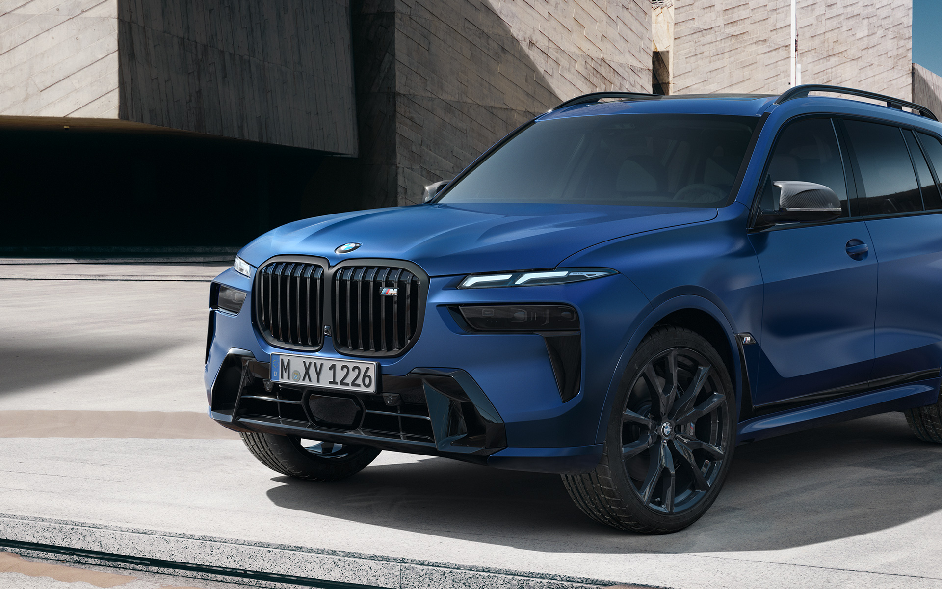 BMW X7 M60i xDrive G07 LCI BMW Individual Frozen Marina Bay Blue metallic, вид сбоку с поворотом в три четверти BMW X7 M60i xDrive G07 LCI BMW Individual Frozen Marina Bay Blue metallic, вид сбоку с поворотом в три четверти