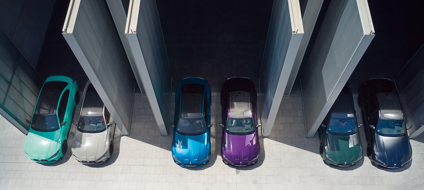 Представители модельного ряда BMW M с различной окраской, выстроенные буквой V Представители модельного ряда BMW M с различной окраской, выстроенные буквой V