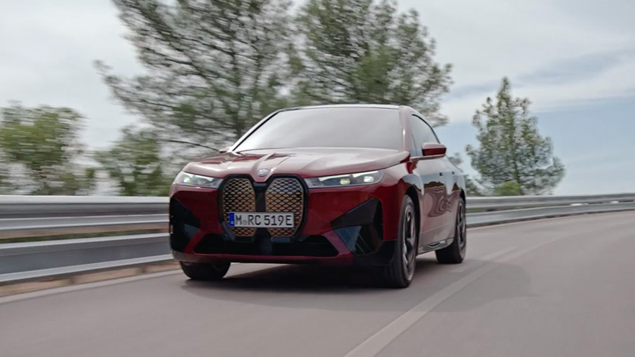 Видеоролик «Электромобили BMW: мощная динамика BMW iX» Видеоролик «Электромобили BMW: мощная динамика BMW iX»