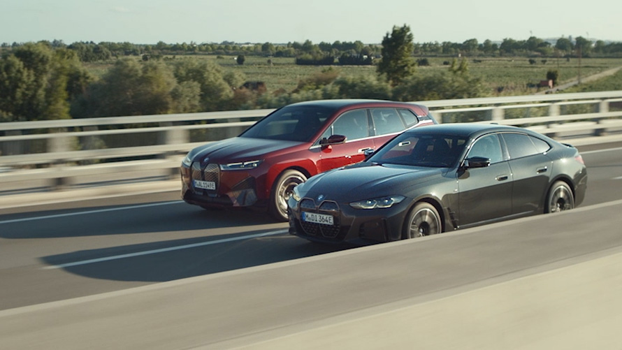 Видеоролик «Электромобили BMW: бескомпромиссное удовольствие от вождения BMW i4, BMW iX» Видеоролик «Электромобили BMW: бескомпромиссное удовольствие от вождения BMW i4, BMW iX»
