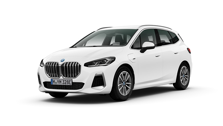 BMW 230e xDrive Active Tourer PHEV, вид спереди с поворотом в три четверти BMW 230e xDrive Active Tourer PHEV, студийная съемка — вид спереди с поворотом в три четверти
