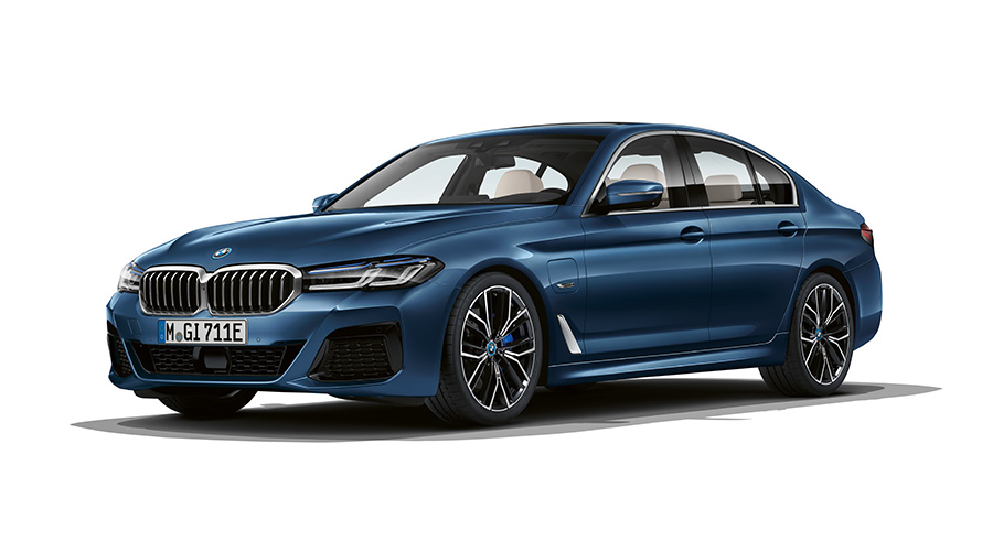 Подключаемый гибрид BMW 3 серии Sedan, вид с поворотом в три четверти Подключаемый гибрид BMW 5 серии Sedan, студийная съемка, вид с поворотом в три четверти