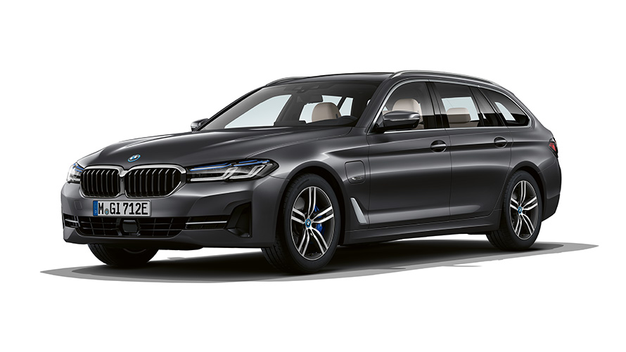 Подключаемый гибрид BMW 5 серии Touring, вид спереди с поворотом в три четверти Подключаемый гибрид BMW 5 серии Touring, студийная съемка, вид спереди с поворотом в три четверти