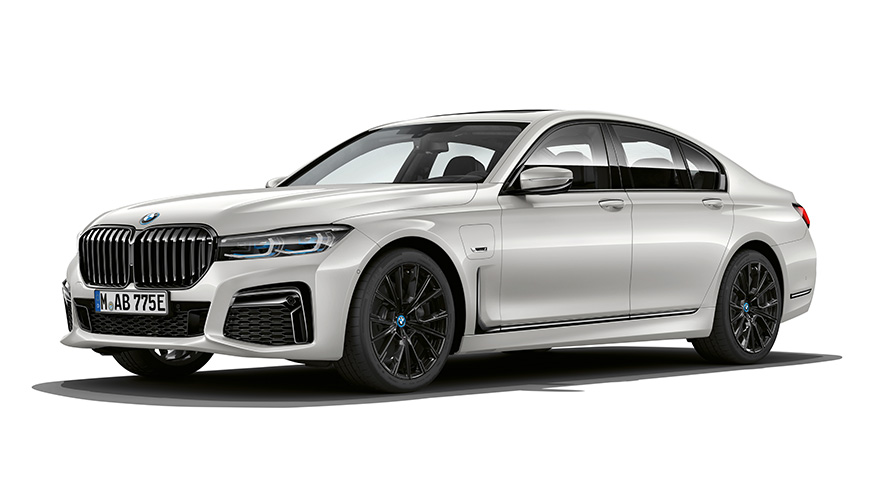 BMW 745e PHEV, вид спереди с поворотом в три четверти BMW 745e PHEV, студийная съемка — вид спереди с поворотом в три четверти