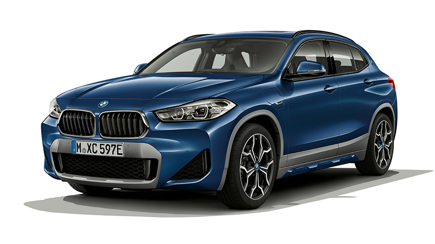 BMW X2 xDrive25e PHEV, вид спереди с поворотом в три четверти BMW X2 xDrive25e PHEV, студийная съемка — вид спереди с поворотом в три четверти