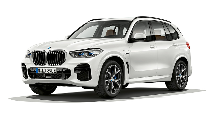 BMW X5 xDrive45e PHEV, вид спереди с поворотом в три четверти BMW X5 xDrive45e PHEV, студийная съемка — вид спереди с поворотом в три четверти