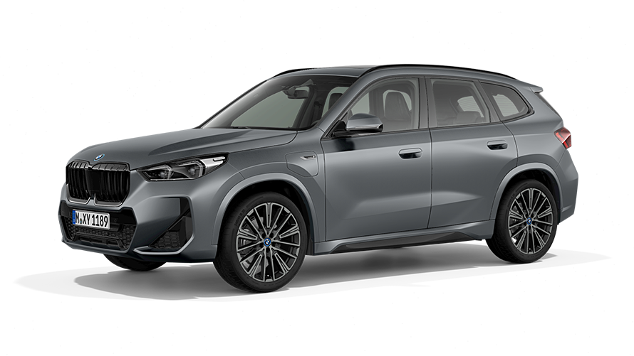 BMW X1 xDrive30e PHEV автомобиль вид спереди в три четверти BMW X1 xDrive30e PHEV автомобиль студийная съемка вид спереди в три четверти