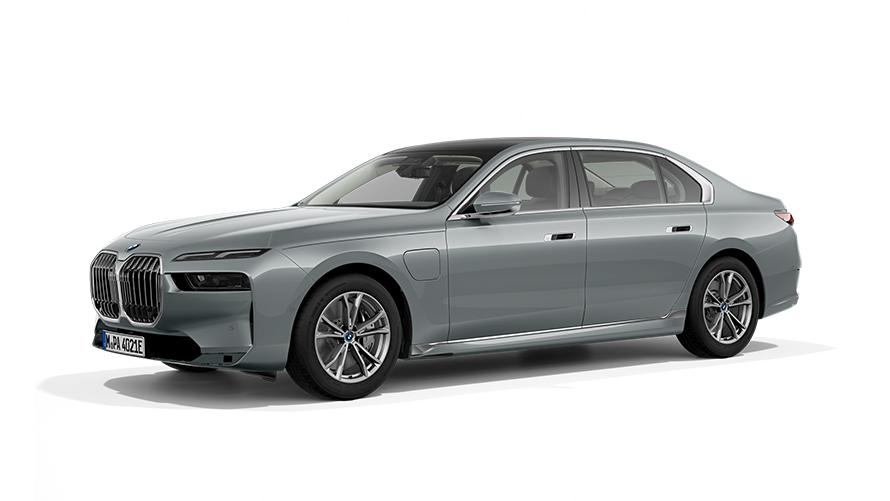 BMW M760e xDrive PHEV, вид спереди с поворотом в три четверти BMW M760e xDrive PHEV, вид спереди с поворотом в три четверти