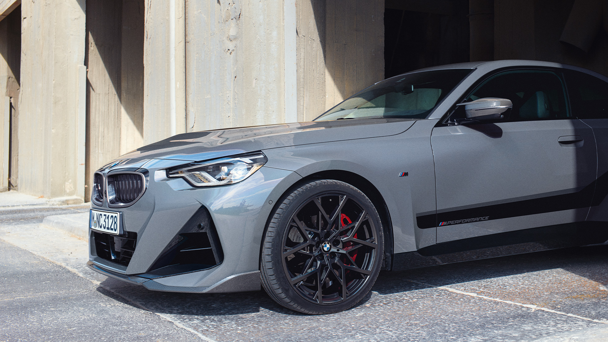 BMW 2 Серии Coupe G42, вид сбоку в три четверти, крупным планом Аксессуары BMW M Performance BMW 2 Серии Coupe G42, вид сбоку в три четверти, крупным планом