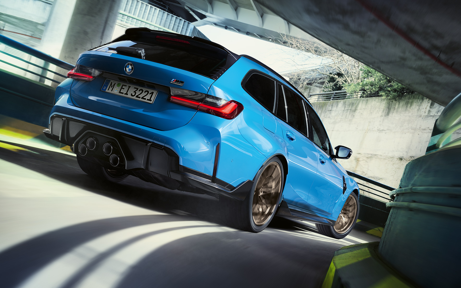 BMW M3 Touring G81, аксессуары BMW M Performance, вид сзади в три четверти BMW M3 Touring G81, аксессуары BMW M Performance, вид сзади в три четверти в движении