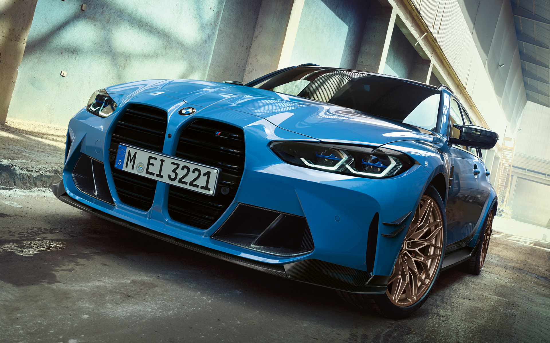 BMW M3 Touring G81, аксессуары BMW M Performance, вид спереди в три четверти BMW M3 Touring G81, аксессуары BMW M Performance, вид спереди в три четверти в движении