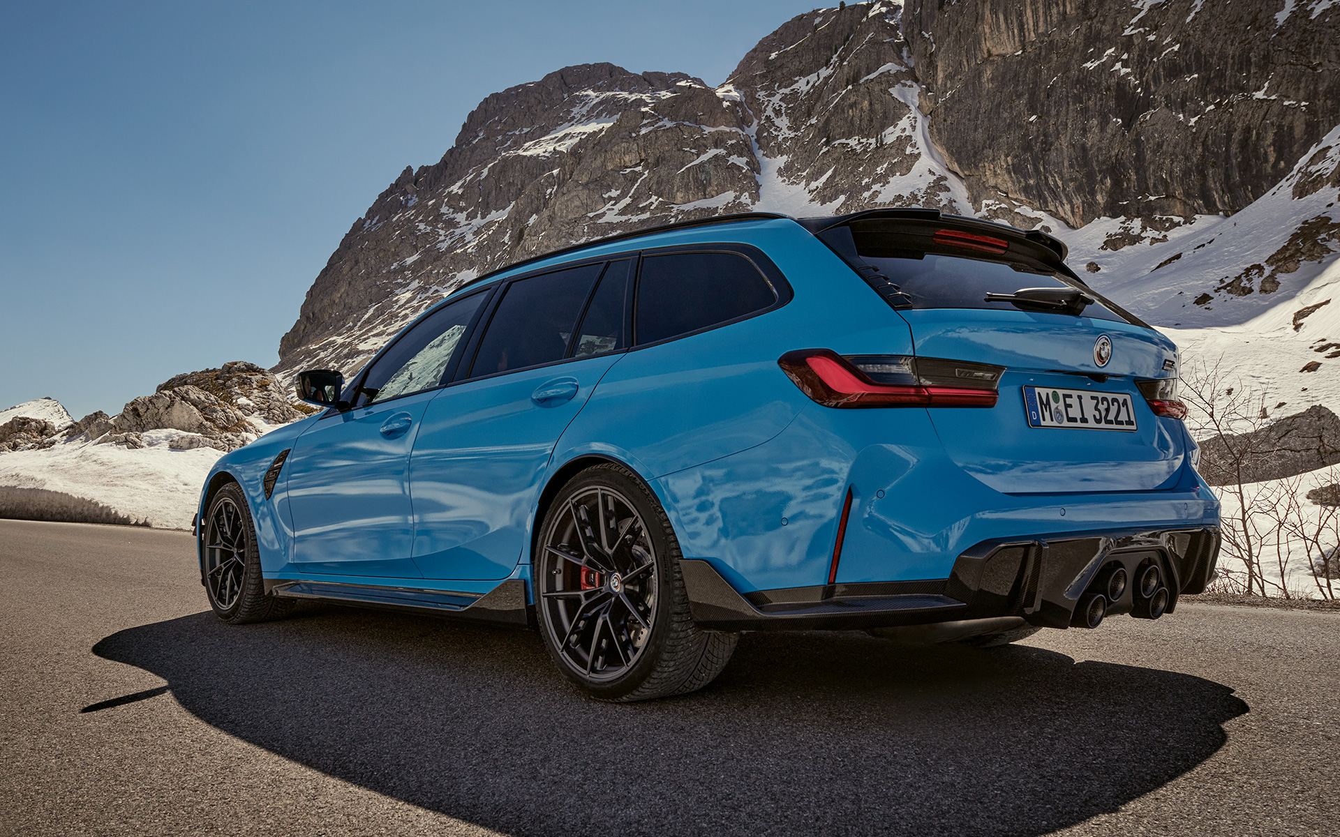 BMW M3 Touring G81, аксессуары BMW M Performance, вид сбоку в три четверти BMW M3 Touring G81, аксессуары BMW M Performance, вид сбоку в три четверти на фоне горного пейзажа