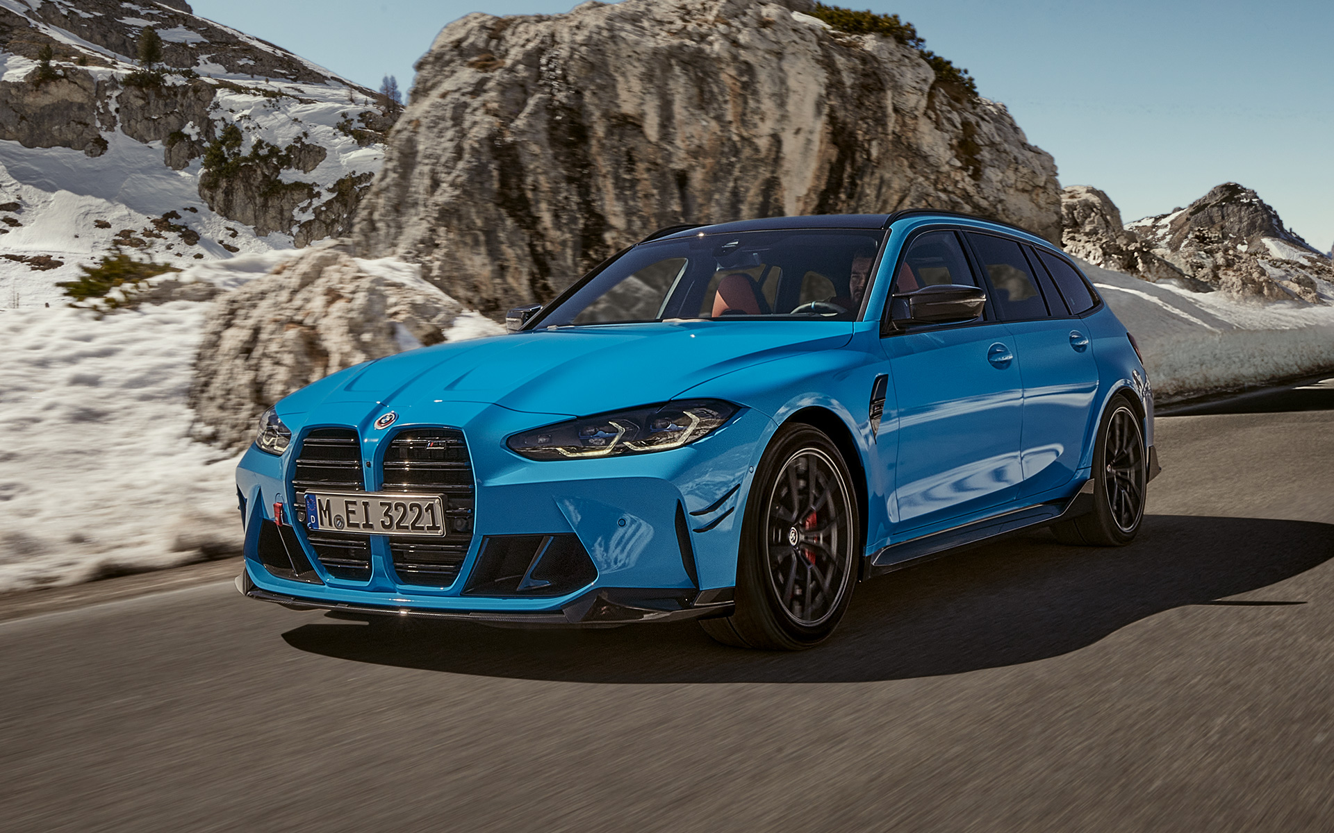 BMW M3 Touring G81, аксессуары BMW M Performance, вид спереди в три четверти в движении BMW M3 Touring G81, аксессуары BMW M Performance, вид спереди в три четверти в движении на фоне горного пейзажа